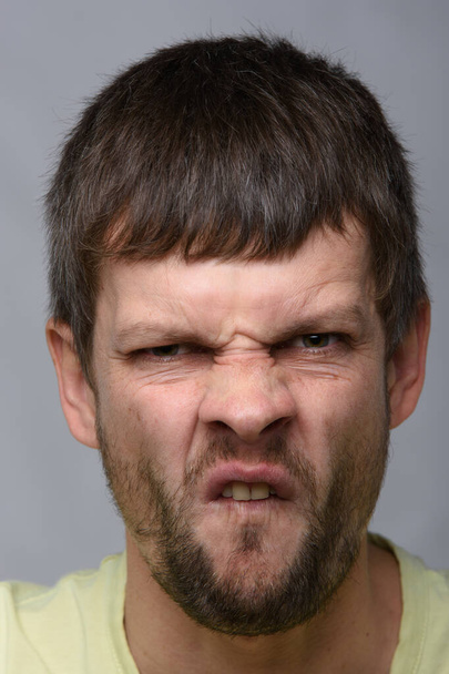 Retrato de close-up de um homem feio de aparência europeia
 - Foto, Imagem