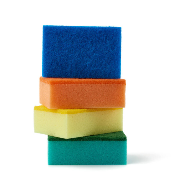 pilha de novas esponjas de cozinha multicoloridas para lavar pratos isolados em um fundo branco
 - Foto, Imagem
