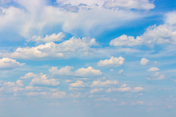 Νεφελώδης καιρός το καλοκαίρι, καθαρό γαλάζιο ουρανό με πλούσια πυκνά σύννεφα, cloudscape φόντο ταπετσαρία φύση. Φυσικό ουρανό για το σχεδιασμό, όμορφο φυσικό υπόβαθρο. - Φωτογραφία, εικόνα