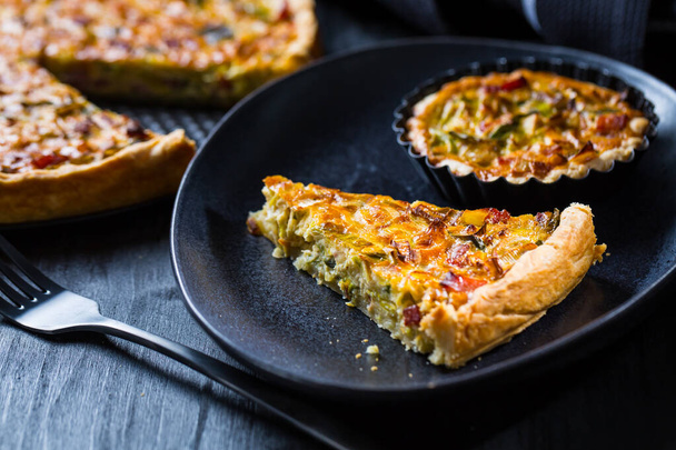Quiche Lorraine - traditional French tart with pastry crust filled with bacon and leek - Foto, imagen