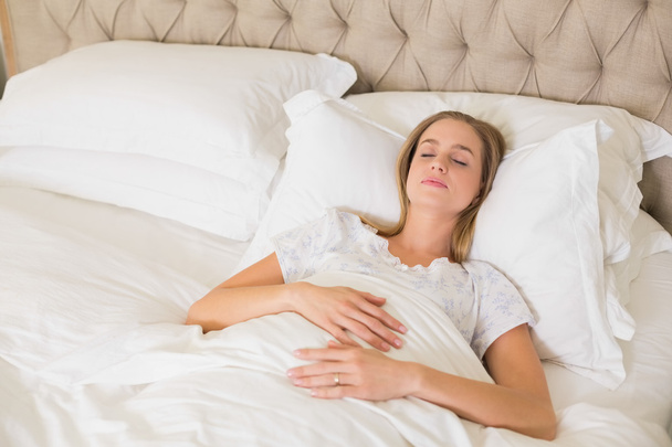 Natural content woman napping in bed - Valokuva, kuva