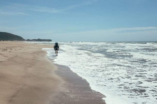 tourist  walking on the beach - Foto, immagini