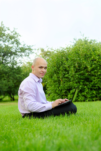 zakenman met laptop - Foto, afbeelding