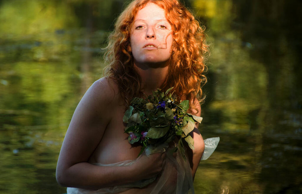 retrato de hermosa mujer sexy joven con el pelo rojo, novia, Señora de Shalott, con un ramo de flores en un barco
 - Foto, imagen