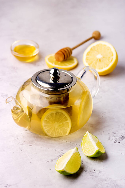 Teapot with Hot Citrus Tea Ripe Citrus and Honey Hot Drink Vertical Healthy Drink - Foto, immagini