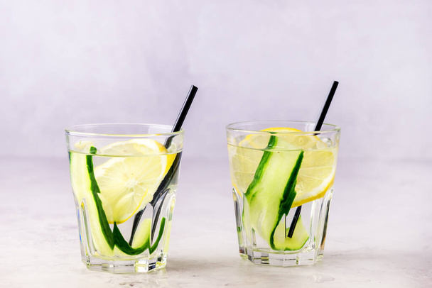 Glasses of Healthy Detox Water with Lemon and Cucumbers Diet Drink Straw Horizontal - Foto, Bild