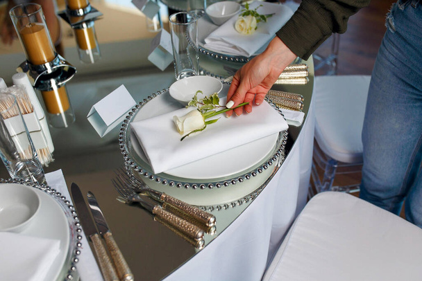 decoración de lujo con un conjunto de una mesa de espejo con rosas
 - Foto, imagen