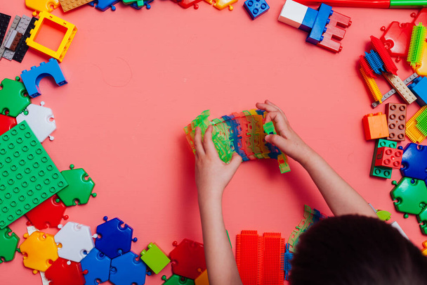 Kinderen ontwikkelen game designer voor thuis op een roze achtergrond - Foto, afbeelding