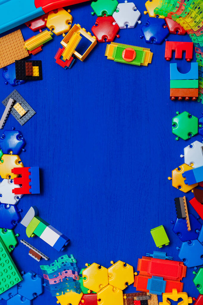 Designer de jogos infantis para casa em um fundo azul
 - Foto, Imagem
