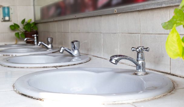 Veřejné umyvadla, myčky rukou pro lidi, kteří používají veřejné záchody, veřejné záchody a koncept hygieny. - Fotografie, Obrázek