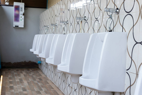 mannen wit urinoirs ontwerp, close-up rij van outdoor urinoirs mannen openbaar toilet, urinoir concept. - Foto, afbeelding