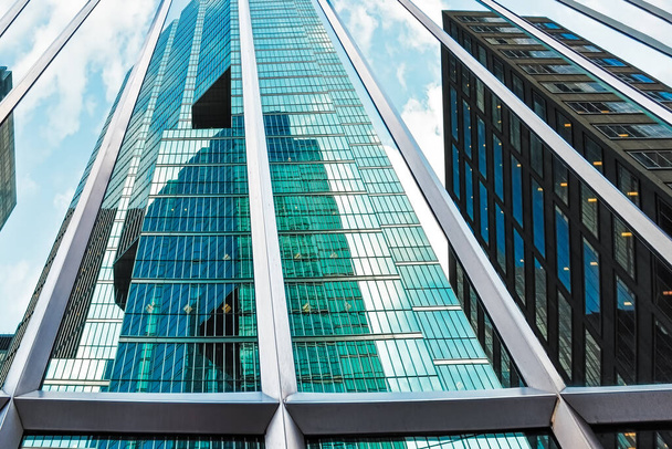 Gevels van glas en metaal, die de lucht reflecteren in het financiële district. Bedrijfs- en architectuurconcept. Toronto, Ontario, Canada - Foto, afbeelding