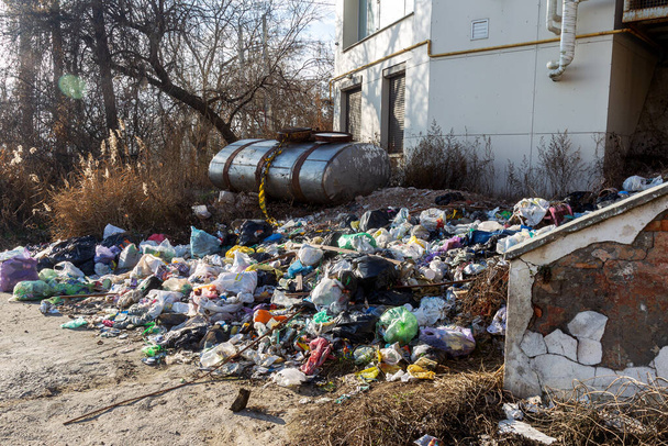 Nielegalne składowanie domowych śmieci. Ludzie wyrzucają swoje domowe śmieci na nielegalne wysypiska. Opuszczone plastikowe śmieci, plastikowe torby, butelki. Problem środowiskowy składowania odpadów z gospodarstw domowych - Zdjęcie, obraz