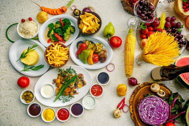 garnalen voor de schotel. Aardappelpuree, broccoli, frietjes, gegrilde groenten, champignons, rijst en kortofel op huisgemaakt - Foto, afbeelding