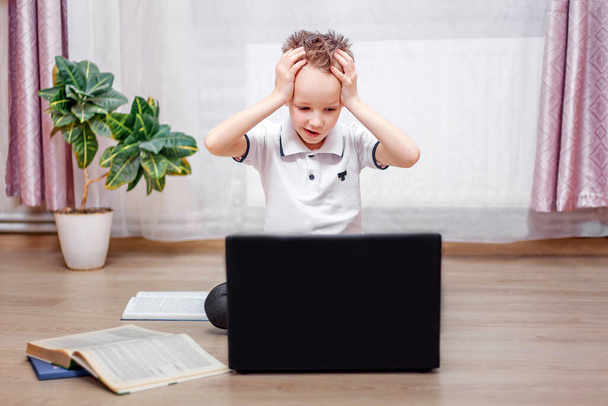 Концепція цифрової технології навчання шкільного дитячого способу життя з використанням інтернет-навчання та читання електронних книг про мобільне комп'ютерне програмне забезпечення для навчання та гри онлайн-ігри
 - Фото, зображення