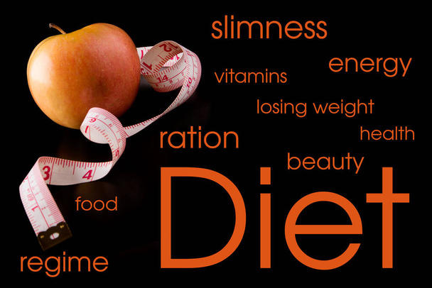 Manzana roja amarilla sobre fondo negro. Nutrición y dieta adecuadas
. - Foto, Imagen