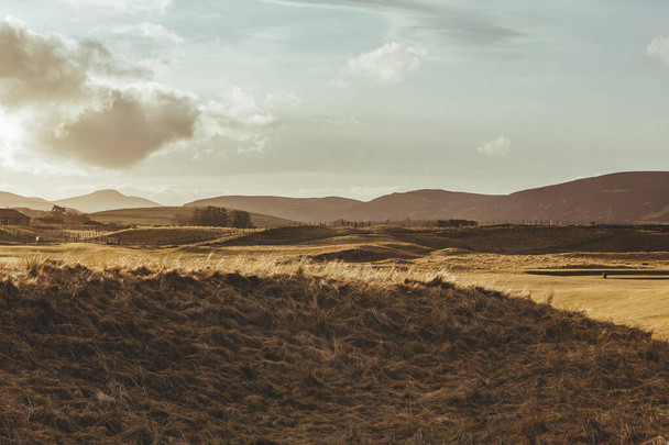 Захоплюючий захід сонця над пагорбами села Брена, що на узбережжі Північного моря (Шотландія). - Фото, зображення