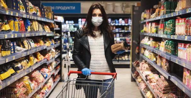 Kiev, Ucrania - Abril. 09, 2020: Compradores en un gran centro comercial de comestibles en Kiev compran bienes esenciales durante la pandemia del coronavirus
 - Foto, Imagen