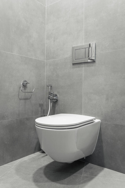白いトイレとビデ付きのモダンなバスルームのインテリア - 写真・画像