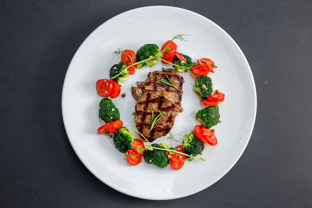 Мясо на гриле с помидорами и брокколи
 - Фото, изображение