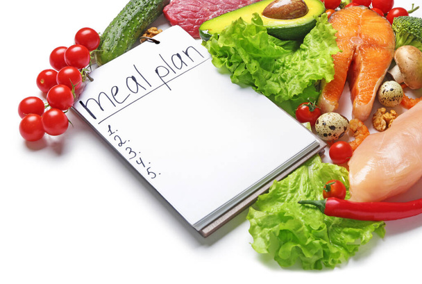 Productos saludables y plan de comidas sobre fondo blanco
 - Foto, imagen