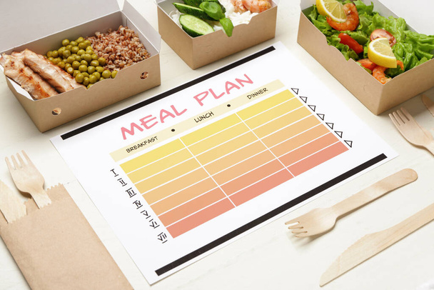 Productos saludables y plan de comidas sobre fondo blanco
 - Foto, Imagen