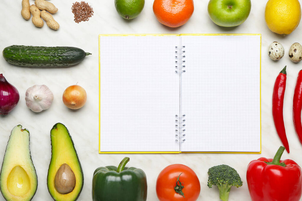 Caderno com produtos saudáveis na mesa
 - Foto, Imagem