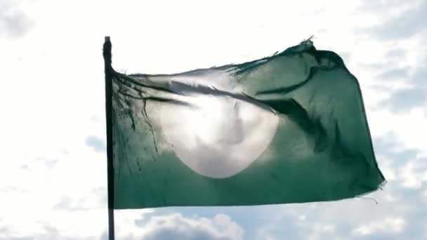 Σημαίες κόμμα PAS (Parti Islam Se Malaysia) που κινούνται από τον άνεμο. Η σημαία με τον λαμπερό ήλιο και το κινούμενο σύννεφο πίσω. - Πλάνα, βίντεο