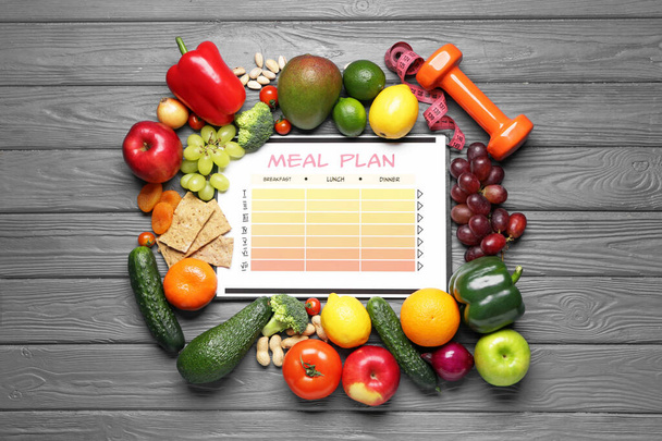 Productos saludables y plan de comidas sobre fondo de madera
 - Foto, Imagen
