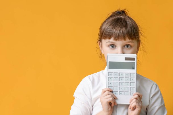 Dziewczynka z kalkulatorem na tle koloru - Zdjęcie, obraz