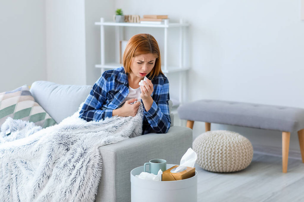 Mulher doente com gripe em casa
 - Foto, Imagem