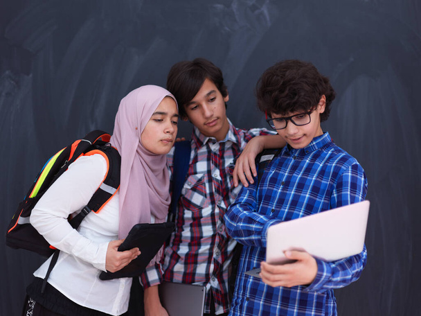 Арабская команда подростков, студенческая группа, работающая вместе над концепцией обучения на ноутбуках и планшетных компьютерах
 - Фото, изображение