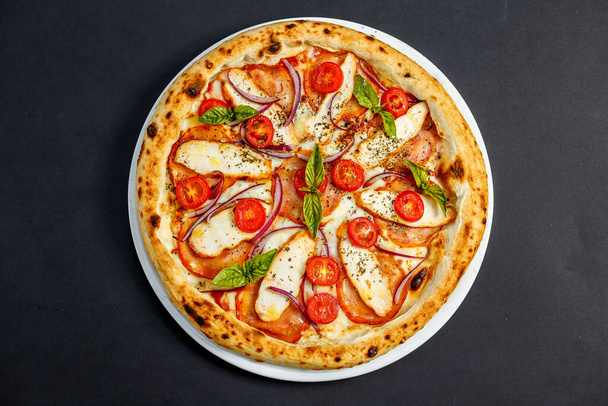 pizza met kaas en kip met tomaten - Foto, afbeelding