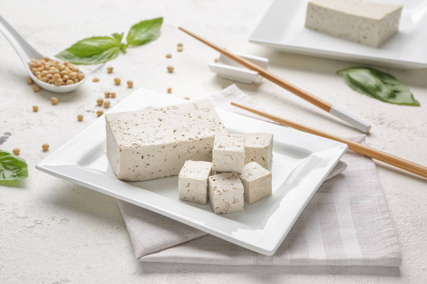 Assiette avec tofu savoureux fromage sur la table
 - Photo, image