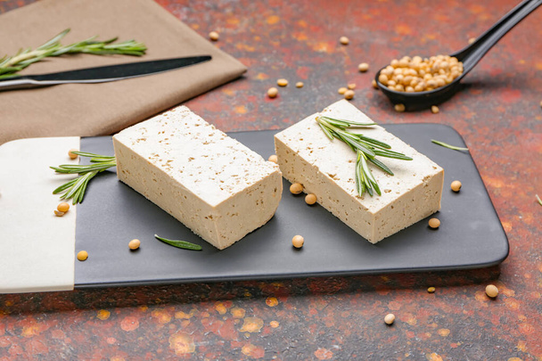Plateau avec tofu savoureux fromage sur fond de couleur
 - Photo, image