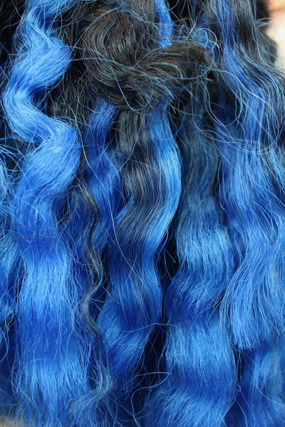 Primo piano dei capelli neri e blu
 - Foto, immagini
