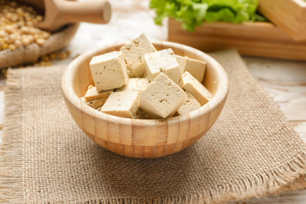 Cuenco con sabroso queso de tofu en la mesa
 - Foto, imagen