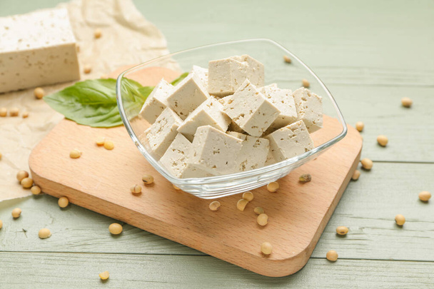 Bowl maukasta tofu juustoa pöydällä
 - Valokuva, kuva