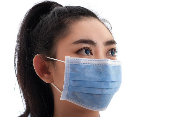 きれいな若いアジアの女性は、インフルエンザCOVID-19 P2.5ほこりやスモッグ、女性の安全ウイルス感染の概念として空中呼吸器疾患から保護するために医療用マスクを着用 - 写真・画像
