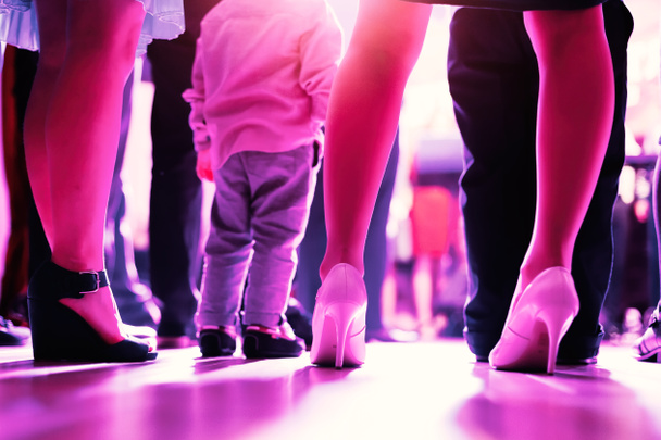 Nohy tančících lidí na párty - Fotografie, Obrázek