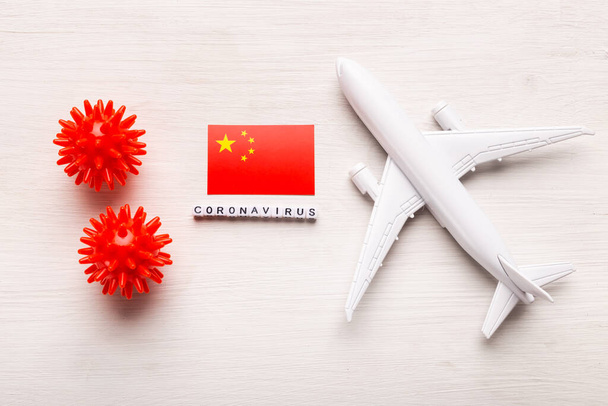 Vluchtverbod en gesloten grenzen voor toeristen en reizigers met coronavirus covid-19. Vliegtuig en vlag van China op een witte achtergrond. Coronaviruspandemie. - Foto, afbeelding
