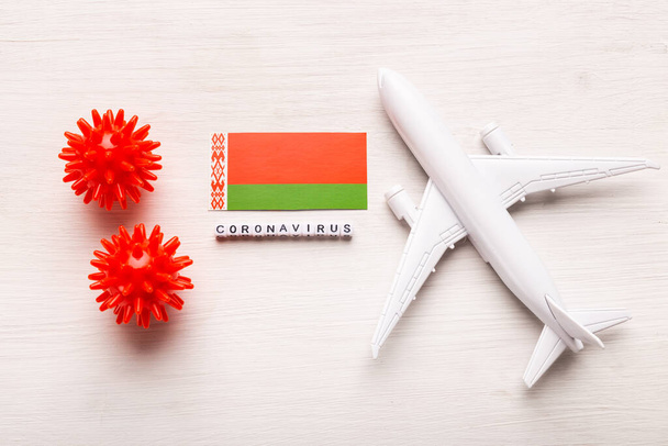 飛行禁止とコロナウイルスと観光客や旅行者のための閉じた境界線covid-19 。白い背景にベラルーシの飛行機と旗。コロナウイルスのパンデミック. - 写真・画像