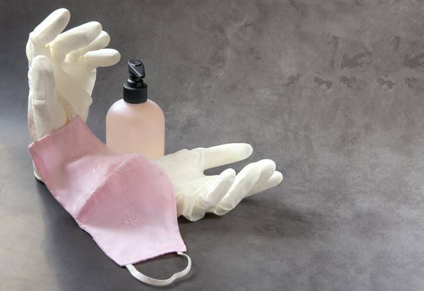 Une paire de gants médicaux, masque, savon
 - Photo, image
