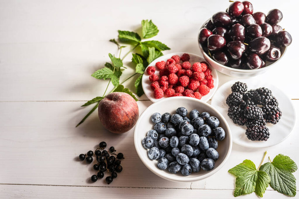 разнообразие смеси свежих спелых органических суперпродуктов антиоксиданты anfti старение пищи летние ягоды
 - Фото, изображение