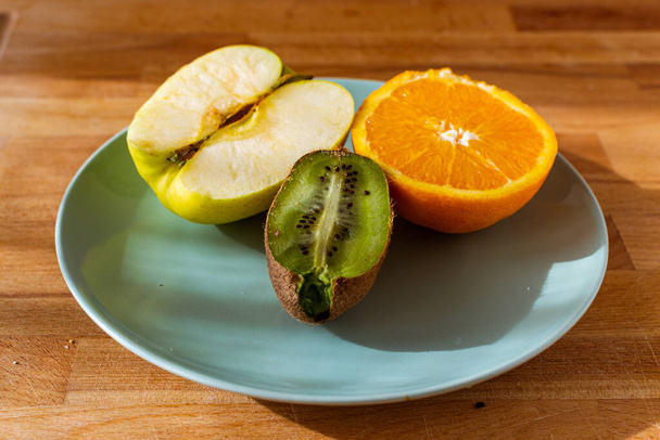 свежие веганские нарезанные фрукты на тарелке
 - Фото, изображение