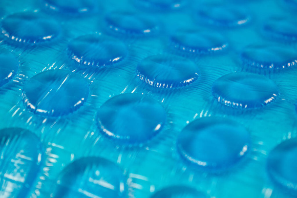 Το δροσερό υλικό μαξιλάρι τζελ. Αφηρημένα μαξιλάρια μαξιλαριών υδρογέλης υποβάθρου. Μακρο-οπτική υφή. Μπάλες από μπλε υδρογέλη. - Φωτογραφία, εικόνα