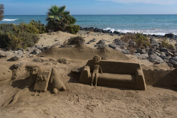 Sandskulpturen am Strand von Meloneras, Spanien mit der Inschrift Gran Canaria - Foto, Bild