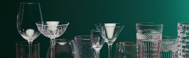 vista panorámica de vidrio antiguo, copa de cóctel, flauta de champán, copa de chupito, copa de tubo, vidrio de Collins, copa de brandy, globo de coñac y vidrio de Collins aislado en verde
 - Foto, imagen