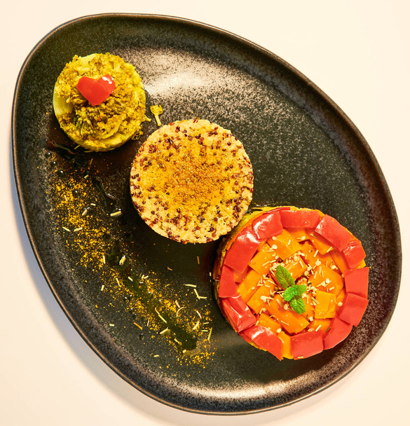 Vegaanikvinoa curryn ja rosmariinin, parsakaalin ja paprikan kanssa
  - Valokuva, kuva