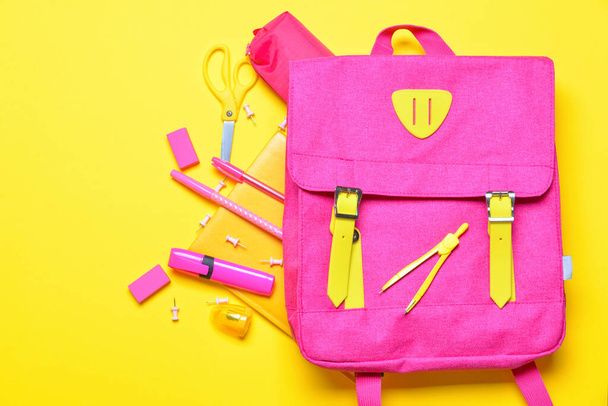 Okul çantası ve renk arkaplanı kırtasiyesi - Fotoğraf, Görsel